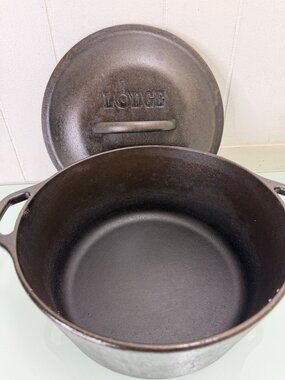 Lodge 8DOL Cast Iron Dutch Oven 10 1/4" Pot w/ Lid USA Made 5 Qt